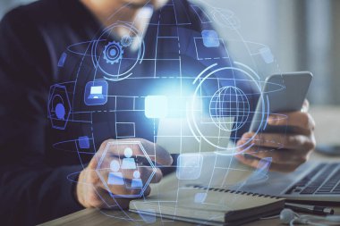 Bir erkeğin elini tutarken ve telefon ve sosyal ağ teması kullanırken çift pozlama.