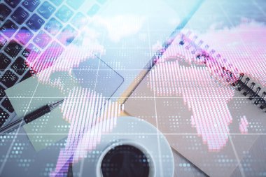 Masaüstü arkaplanındaki bilgisayarın üzerinde iş temalı hologram çizimleri. Üst Manzara. Çoklu maruz kalma. Uluslararası bağlantılar kavramı.