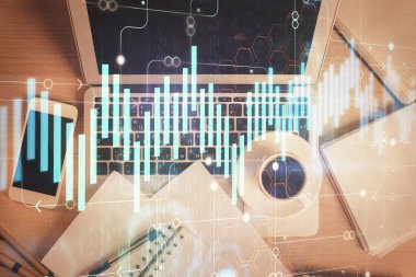 Borsa tablosu ve masa arkasındaki en iyi görüntü bilgisayarı. Çifte maruziyet. Mali analiz kavramı.