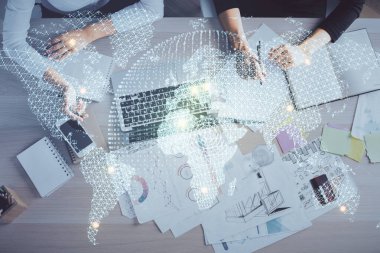 Bilgisayar ve finansal temalı hologram çizimleri üzerinde çalışan kadın elleri çift pozlama. Üst Manzara. İş konsepti.