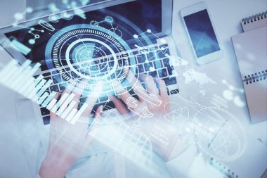 Bilgisayar ve finansal temalı hologram çizimleri üzerinde çalışan kadın elleri çift pozlama. Üst Manzara. İş konsepti.