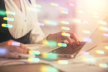 Bilgisayar ve veri temalı hologram çizimleri üzerinde çalışan kadın ellerine çok fazla maruz kalma. Teknoloji kavramı.