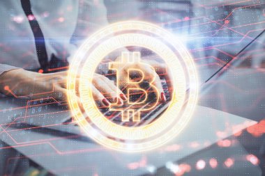 Bilgisayarda ve kripto piyasa temalı hologram çizimlerinde kadın elinin çifte pozu. Engelleme zinciri kavramı.