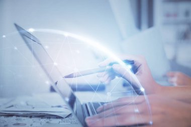 Kadın elinin bilgisayar ve sosyal ağ temalı hologram çizimlerinde çifte pozlama. Halk medyası kavramı.