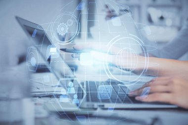 Kadın elinin bilgisayar ve sosyal ağ temalı hologram çizimlerinde çifte pozlama. Halk medyası kavramı.