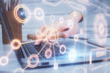 Kadın elinin bilgisayar ve sosyal ağ temalı hologram çizimlerinde çifte pozlama. Halk medyası kavramı.