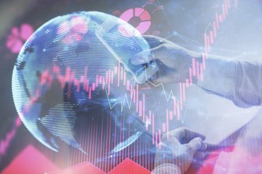 Erkeklerin el ele tutuşup telefon kullanırken ve uluslararası iş teması çizerken çift pozlama.