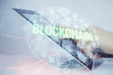 Erkeklerin el ele tutuşmalarının ve telefon ve kripto para birimi engelleme teması çiziminin iki kez görüntülenmesi.