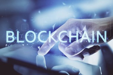 Erkeklerin el ele tutuşmalarının ve telefon ve kripto para birimi engelleme teması çiziminin iki kez görüntülenmesi.