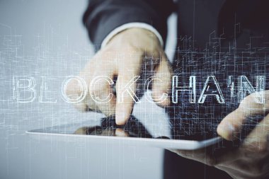 Erkeklerin el ele tutuşmalarının ve telefon ve kripto para birimi engelleme teması çiziminin iki kez görüntülenmesi.