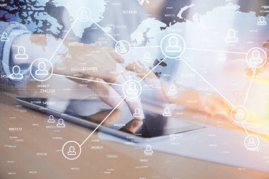 Çift pozlama sosyal ağ temalı çizim ve erkek ve kadın birlikte çalışan tutmak ve mobil bir cihaz kullanarak.