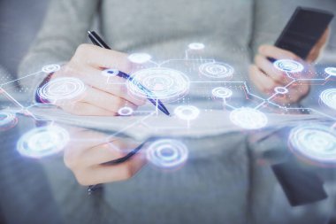 Sosyal ağda çifte pozlama hologram ve cep telefonu kullanan bir kadın..