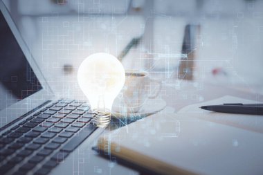 Masaüstü ve ampul çizimi, kahve ve masa arkasında eşyalar. Fikir kavramı.