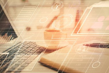 Teknoloji temalı çizimlere ve masaüstüne kahve ve masa arkasında eşyalar ile çifte pozlama. Veri araştırması kavramı.