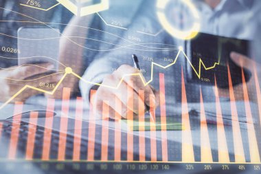 Kadın ve erkeğin birlikte çalışması ve finansal grafik hologramı. İş konsepti. Bilgisayar arkaplanı.