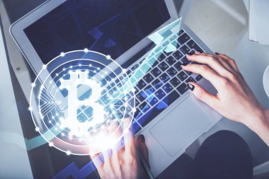 Bilgisayarda çalışan kadın elleri ve engelleme temalı hologram çizimleri. Üst Manzara. Bitcoin kripto para birimi kavramı.