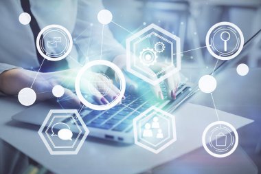 Kadın elinin bilgisayar ve sosyal ağ temalı hologram çizimlerinde çifte pozlama. Halk medyası kavramı.