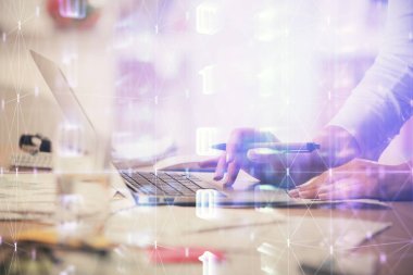 Bilgisayar ve veri temalı hologram çizimlerinde çalışan kadın elleri çift pozlama. Teknoloji kavramı.