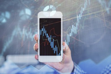 Erkeklerin el ele tutuşup dijital bir cihaz ve ön grafik çizimi kullanırken çift pozlama. Finansal piyasa kavramı.