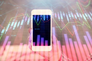 Erkeklerin el ele tutuşup dijital bir cihaz ve ön grafik çizimi kullanırken çift pozlama. Finansal piyasa kavramı.