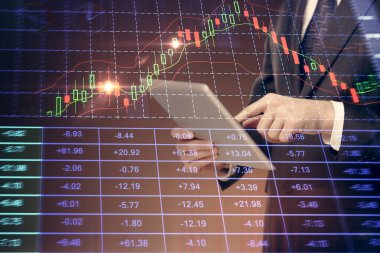 Erkeklerin el ele tutuşup dijital bir cihaz ve ön grafik çizimi kullanırken çift pozlama. Finansal piyasa kavramı.