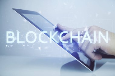 Erkeklerin el ele tutuşmalarının ve telefon ve kripto para birimi engelleme teması çiziminin iki kez görüntülenmesi.