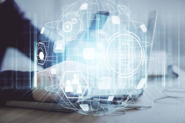 Bir erkeğin elini tutarken ve telefon ve sosyal ağ teması kullanırken çift pozlama.