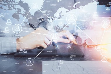 Bir erkeğin elini tutarken ve telefon ve sosyal ağ teması kullanırken çift pozlama.