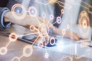 Çift pozlama sosyal ağ temalı çizim ve erkek ve kadın birlikte çalışan tutmak ve mobil bir cihaz kullanarak.