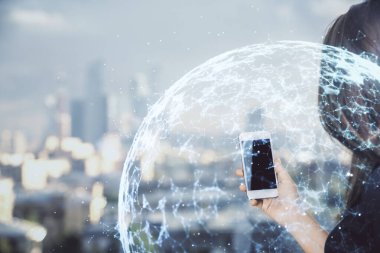 Sosyal ağda çifte pozlama hologram ve cep telefonu kullanan bir kadın..