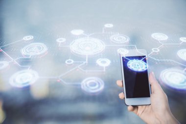 Sosyal ağda çifte pozlama hologram ve cep telefonu kullanan bir kadın..