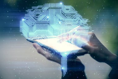 Beyin çizimine çift pozlama ve cep telefonu kullanan kadın hologramı..