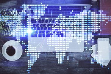 Masaüstü arkaplanındaki bilgisayarın üzerinde iş temalı hologram çizimleri. Üst Manzara. Çoklu maruz kalma. Uluslararası bağlantılar kavramı.