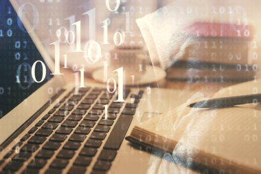 Teknoloji temalı çizimlere ve masaüstüne kahve ve masa arkasında eşyalar ile çifte pozlama. Veri araştırması kavramı.