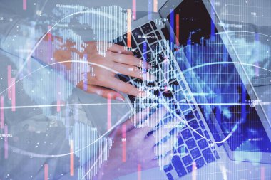 Bilgisayar ve finansal temalı hologram çizimleri üzerinde çalışan kadın elleri çift pozlama. Üst Manzara. İş konsepti.