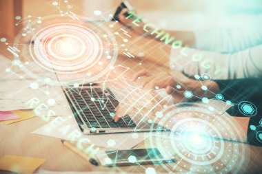 Bilgisayar ve veri temalı hologram çizimleri üzerinde çalışan kadın ellerine çok fazla maruz kalma. Teknoloji kavramı.