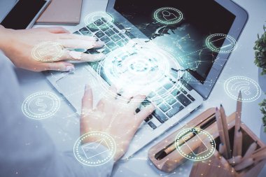 Kadın elinin bilgisayar ve sosyal ağ temalı hologram çizimlerinde çifte pozlama. Halk medyası kavramı.