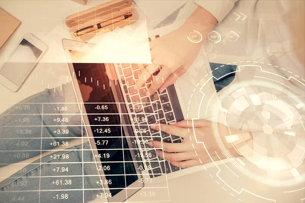 Doppia esposizione delle mani della donna che lavorano al disegno dell'ologramma del grafico del forex e del calcolatore. Vista dall'alto. Concetto di analisi finanziaria. — Foto Stock