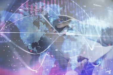 Erkeklerin el ele tutuşup telefon kullanırken ve uluslararası iş teması çizerken çift pozlama.