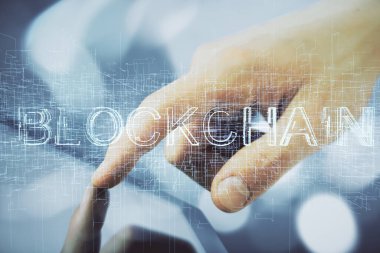 Erkeklerin el ele tutuşmalarının ve telefon ve kripto para birimi engelleme teması çiziminin iki kez görüntülenmesi.