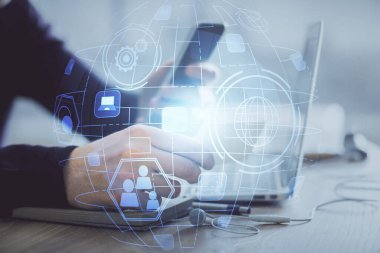 Bir erkeğin elini tutarken ve telefon ve sosyal ağ teması kullanırken çift pozlama.