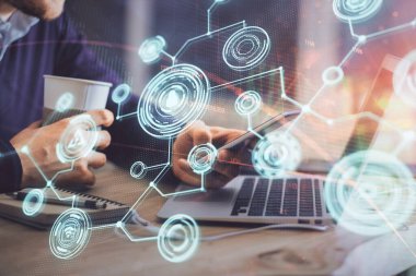 Bir erkeğin elini tutarken ve telefon ve sosyal ağ teması kullanırken çift pozlama.