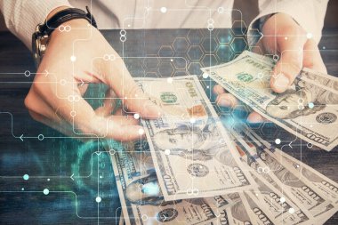 Teknolojinin iki katına çıkması hologram, dolar banknotları ve insan eli. Veri kavramı