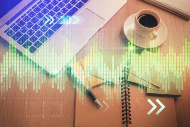 Borsa grafiği ve masa arkasındaki en üst görünüm bilgisayarı. Çifte maruziyet. Finansal eğitim kavramı.