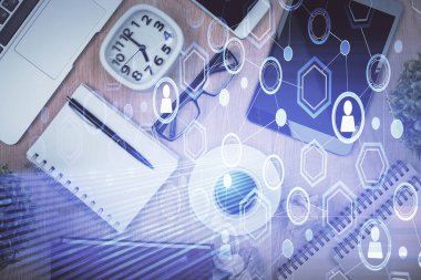 Sosyal ağ temalı çizimlerin telefon üzerinden çifte pozlandırılması. Üst Manzara. Kavram bağlayan insanlar.