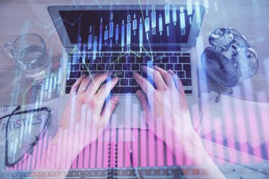 Erkeklerin ellerinin bilgisayar klavyesini ve forx grafik hologramını yazarken çoklu pozlama. Üst Manzara. Finans piyasası kavramı.