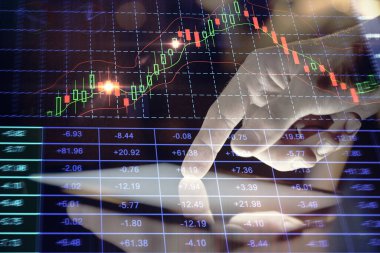 Erkeklerin el ele tutuşup dijital bir cihaz ve ön grafik çizimi kullanırken çift pozlama. Finansal piyasa kavramı.