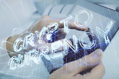 Erkeklerin el ele tutuşmalarının ve telefon ve kripto para birimi engelleme teması çiziminin iki kez görüntülenmesi.