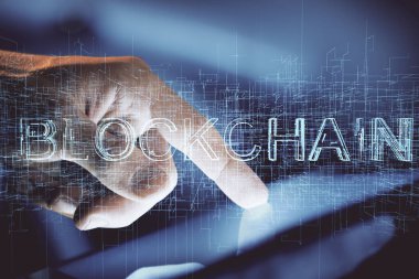 Erkeklerin el ele tutuşmalarının ve telefon ve kripto para birimi engelleme teması çiziminin iki kez görüntülenmesi.