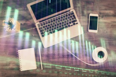 Bilgisayarla ön plan arkaplanını çizerken çift pozlama. Finansal araştırma ve analiz kavramı. Üst görünüm.